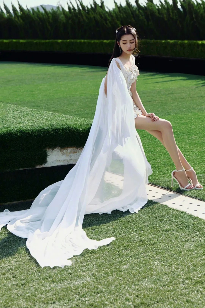 李昂昂朋友圈丨章子怡魏大勋优雅大方,刘亦菲王嘉尔摩登个性