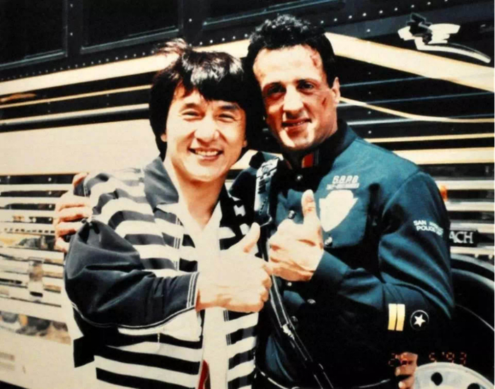 图源:成龙与史泰龙合照成龙的《尖峰时刻》,是好莱坞唯一一部由华人