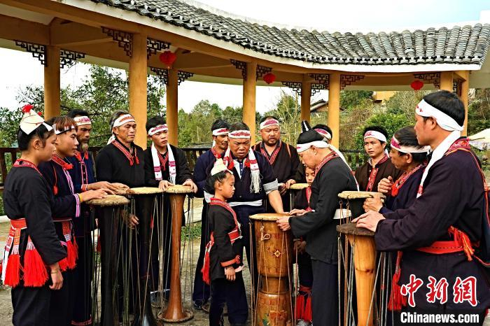 广西瑶族神秘黄泥鼓舞：从深山舞向国际|黄泥鼓之恋|金秀瑶族自治县|六巷乡|盘金海|六巷村_新浪新闻