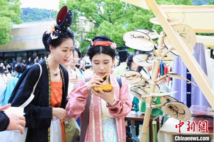 浙江杭州:年轻人盛装过"汉服节"