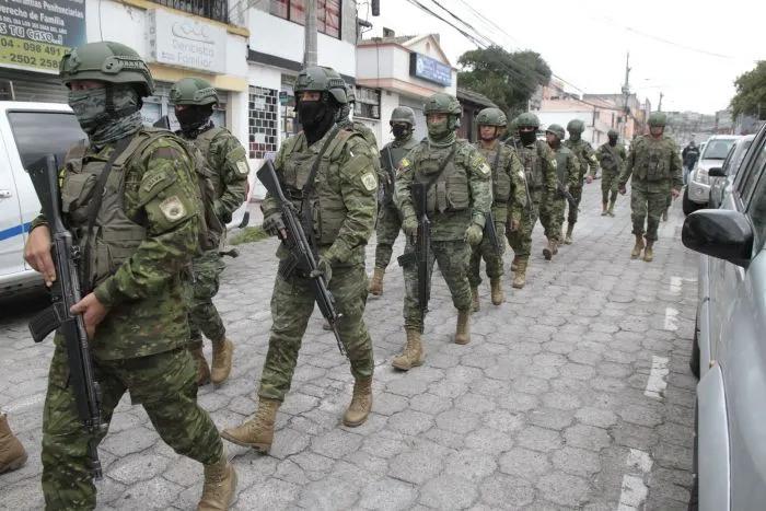2024年1月9日，厄瓜多尔军方人员在首都基多巡逻。（新华社）