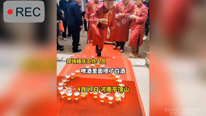 新郎接亲时遇拦门酒伴郎一口就醉倒了新郎乐开花