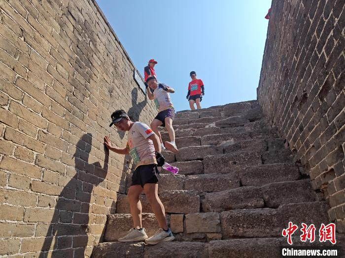 2024金山岭长城半程马拉松赛开跑 逾千名中外选手参赛