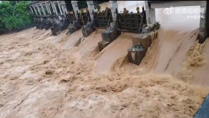 昨天夜间到今天（21日）早晨，广东省信宜市遭受强降水和强对流天气影响，导致信宜境内多处河流水位汹涌上涨。网络截图