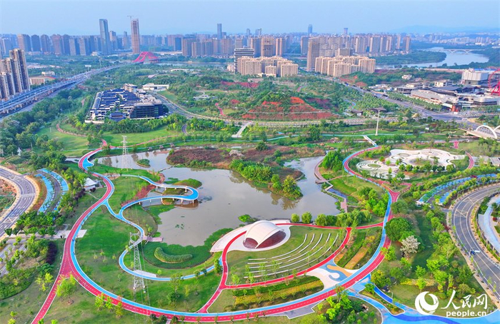 人民网 朱海鹏摄赣州蓉江新区新世纪(运动)公园成为当地群众游玩休闲