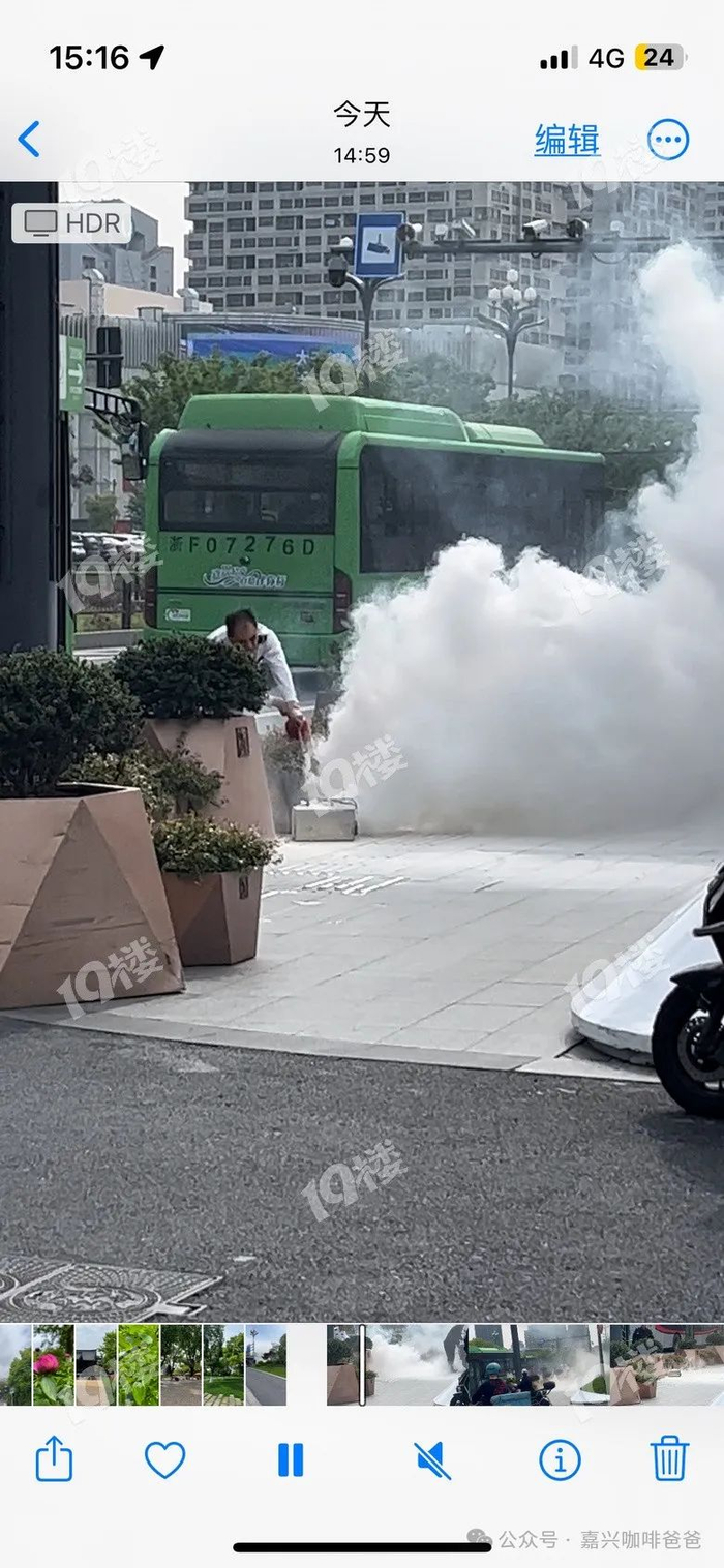 嘉兴市区中山路少年路口,一辆电瓶车电池自燃起火!