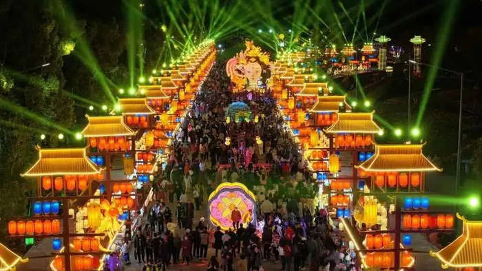 春节期间，昆明世博园里游人如织。张继洪 摄