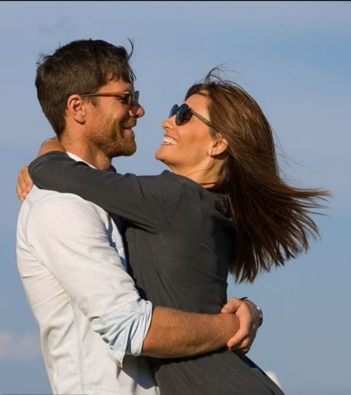 邮报介绍阿隆索妻子:少年时相恋至今,曾被克劳奇误以为艳遇对象