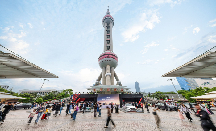 中国大奖赛期间，梅赛德斯-AMG在东方明珠塔下举行热展活动。