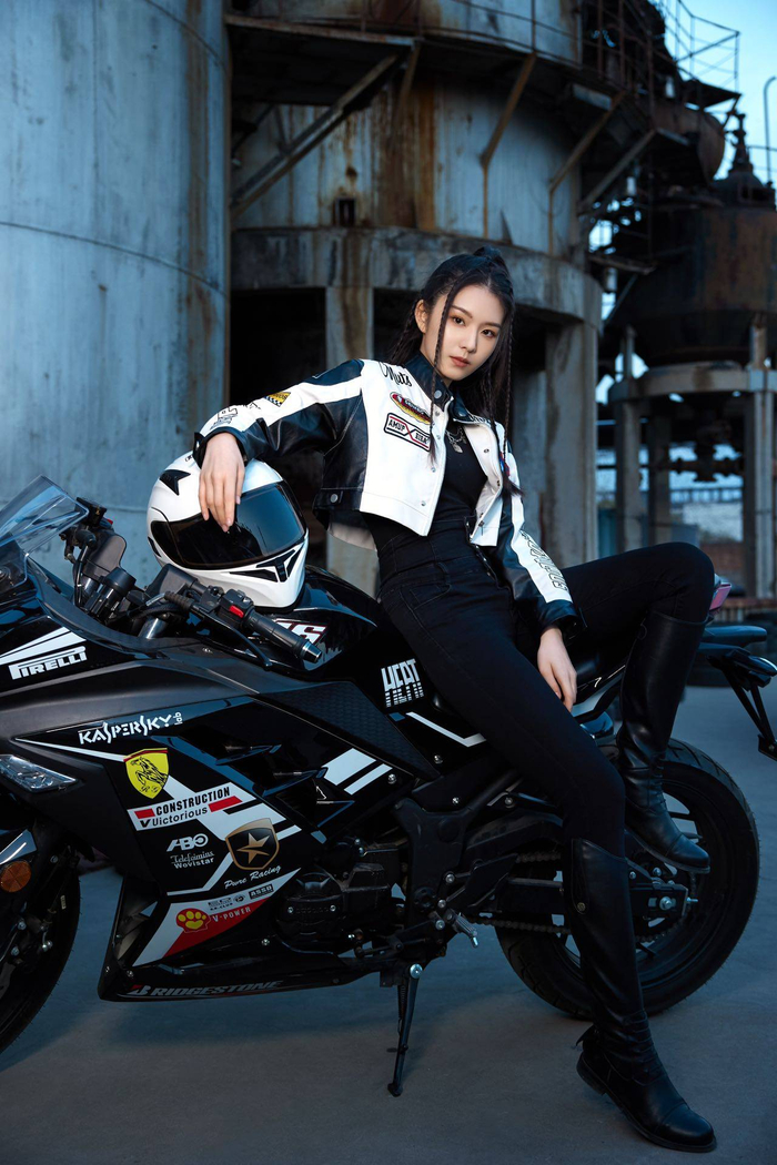 陈雨贤挑战全新风格 机车写真一展酷飒气质