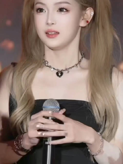 周周小可爱出席安然活动,造型很养眼呐