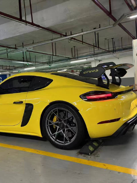 718 cayman gt4 rs最引人注目的特点之一是驾驶者和乘客车窗后的
