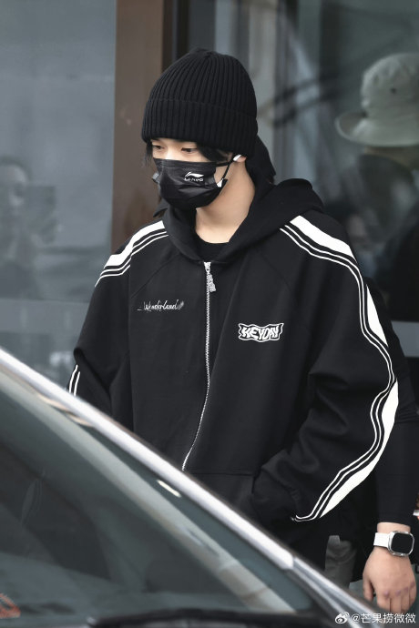 严浩翔转场新疆录制极限挑战,皮裤运动穿搭饭拍路透