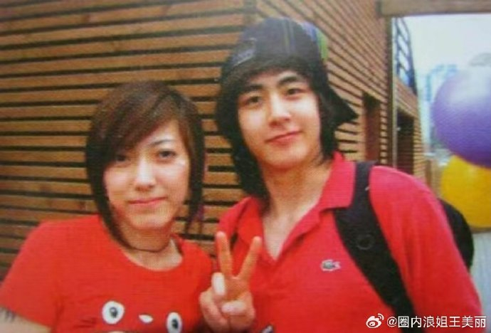 考古一组刘忻在jyp练习生旧照 小鬼和孟佳,尼坤都有合照,看起来好嫩的