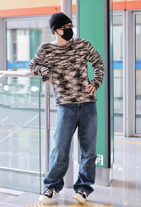 张艺兴韩国打歌结束回国首都机场～ 毛衣里面穿背心,放飞的鞋带好可爱