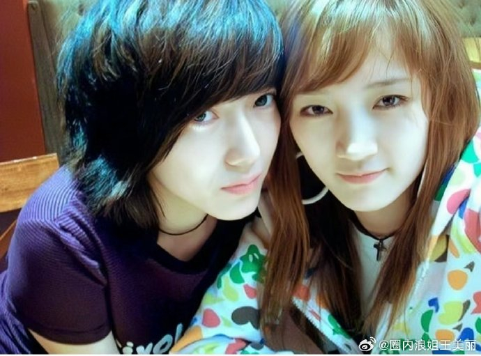 考古一组刘忻在jyp练习生旧照 小鬼和孟佳,尼坤都有合照,看起来好嫩的