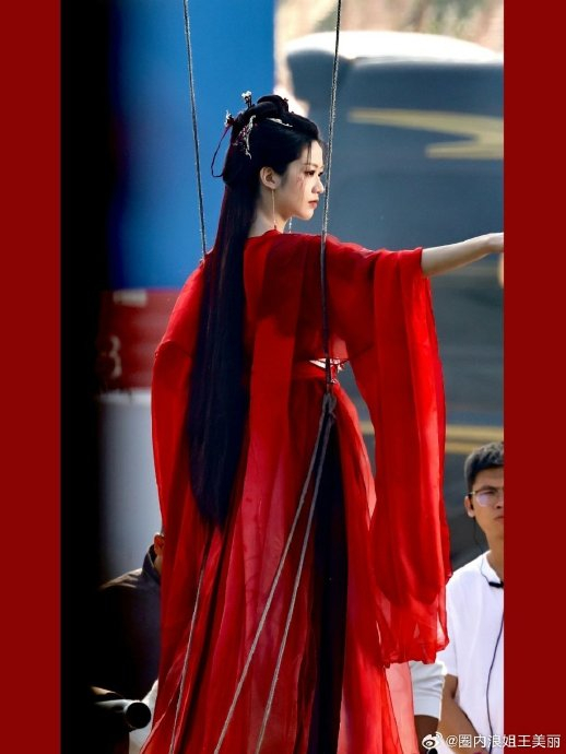 桃和明日传奇影业联合出品,赵冬苓担任艺术总监,赵锦焘执导