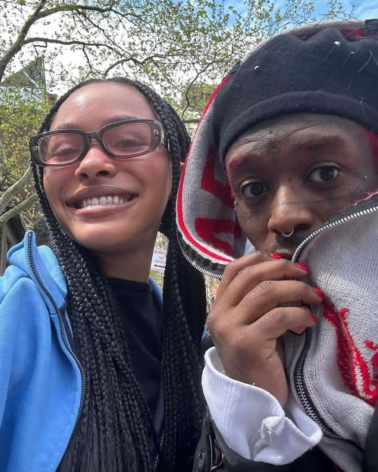 lil uzi vert与过节的粉丝一起合影