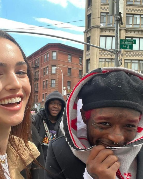 lil uzi vert与过节的粉丝一起合影