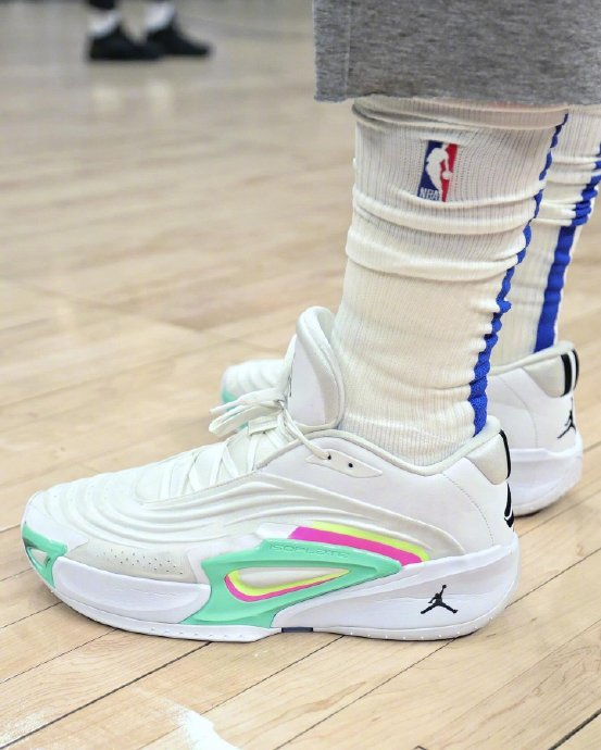 东契奇今天上脚了个人第三代签名球鞋jordan luka 3,感觉颜值如何呢?