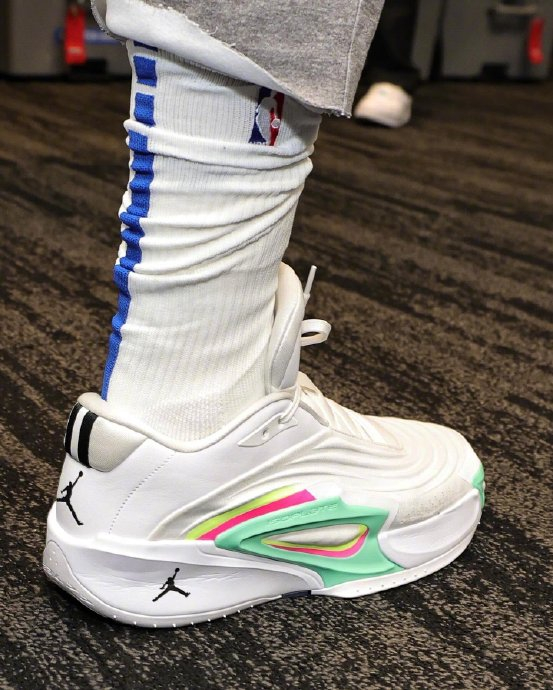 东契奇今天上脚了个人第三代签名球鞋jordan luka 3,感觉颜值如何呢?