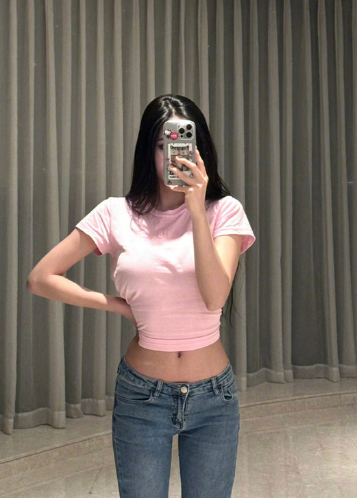 小s二女儿近照惹争议,16岁穿露脐装扮成熟,反不如穿校服清爽?
