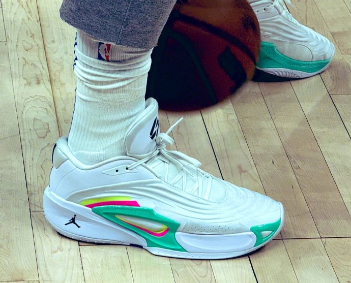 东契奇今天上脚了个人第三代签名球鞋jordan luka 3,感觉颜值如何呢?