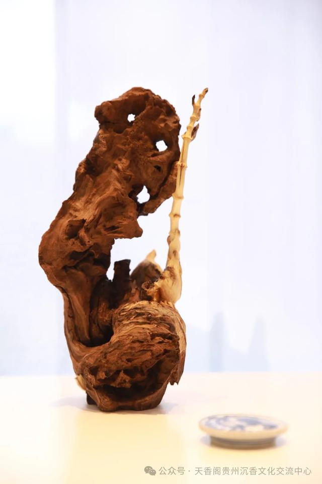 郑尧锦是国家级非遗——徽派木雕的代表性传承人,安徽省沉香博物馆