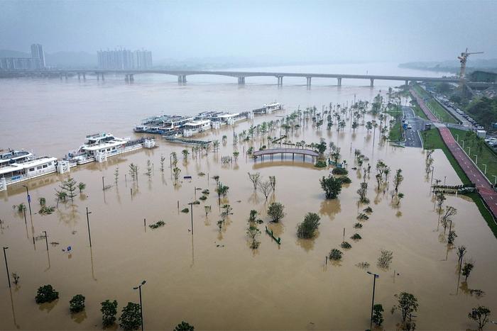 4月22日，广东清远，北江洪峰过境，市区南岸公园部分设施被淹。