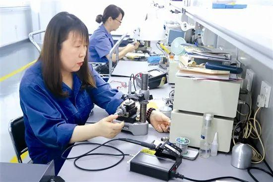 湖滨新闻┃品书香 树清风/车间一线生产忙|书香|车间|赵颖_新浪新闻