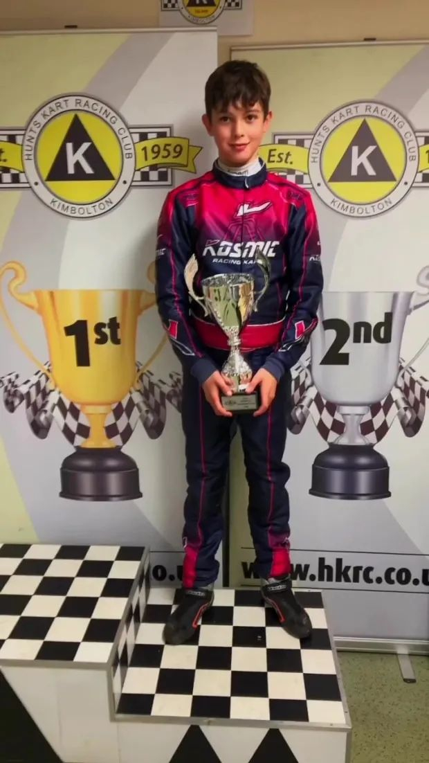 18岁法拉利赛车手一夜爆红:顶着最嫩的脸,开最狠的车!