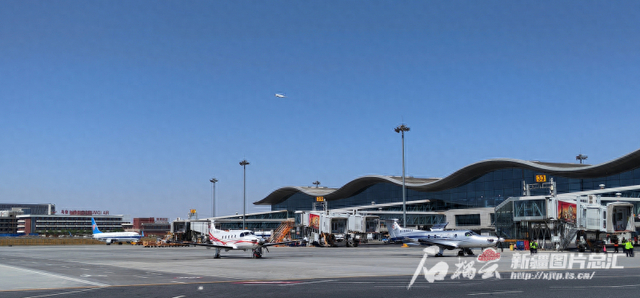 4月21日，新疆天缘通用航空乌鲁木齐至富蕴航线成功首航。蔡志浩摄