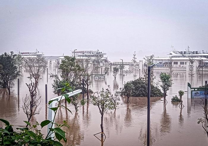 4月22日，广东清远，洪峰过境，当地江河水位缓慢下降，但水位依然非常高。