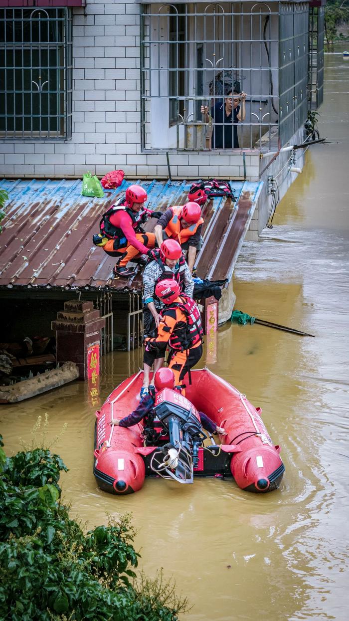 4月21日，广东清远，英德市大站镇，消防、应急等救援抢险部门的冲锋舟、橡皮艇来往转运群众。