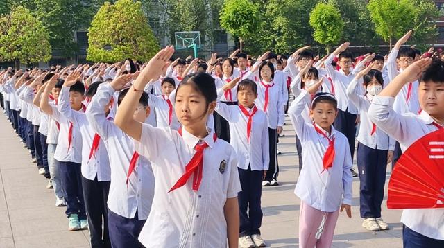 商丘市梁园区"我是老兵"护旗队走进区前进小学教育集团昆仑路校区