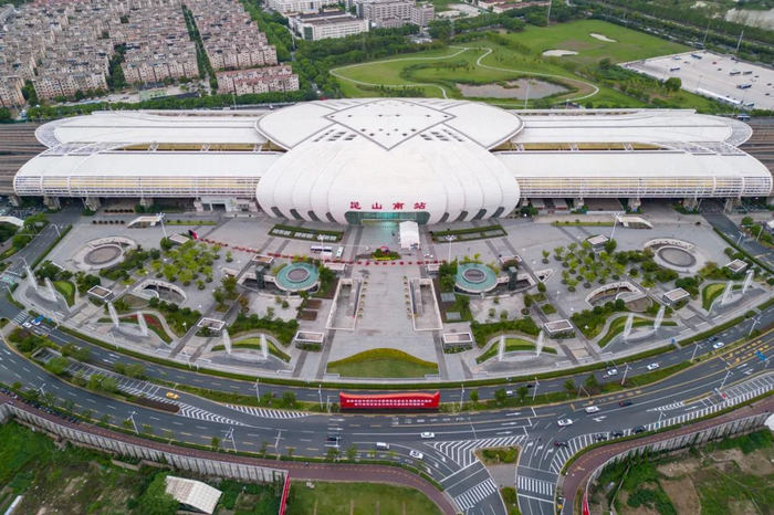 从昆山出发,高铁最快17分钟到达上海,9分钟到达苏州,高铁的辐射让昆山