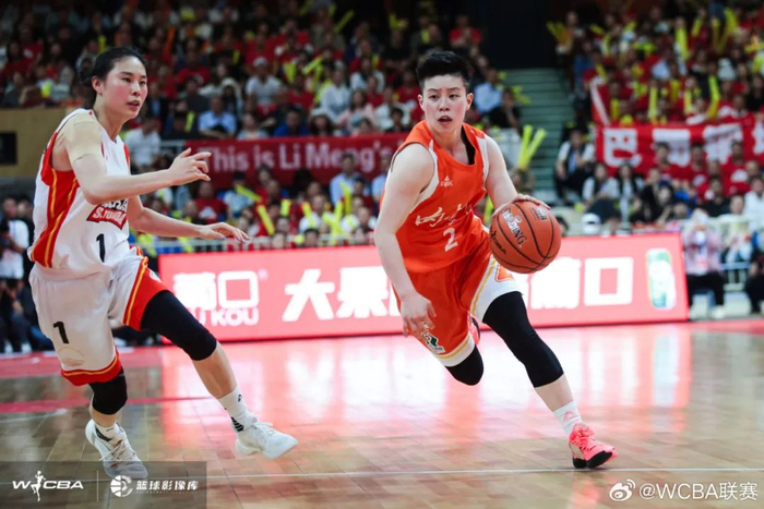 李缘在比赛中突破。图片来源：WCBA联赛微博