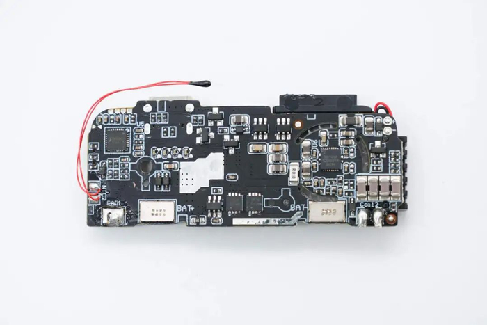 散热风扇通过焊接连接.拆下散热风扇,pcba模块开槽增强散热.