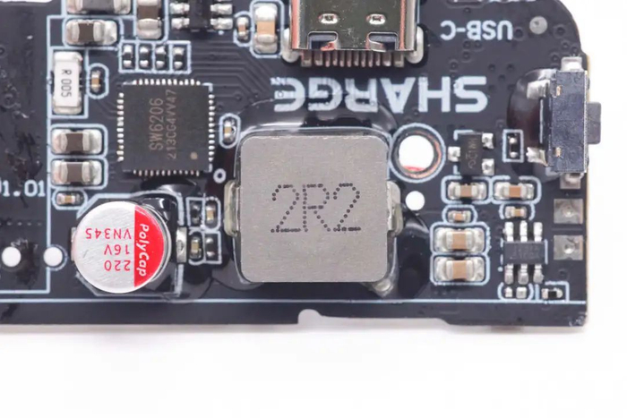 2.2μh合金电感特写,底部打胶加固.