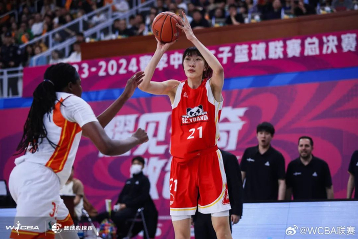 韩旭在比赛中远投。图片来源：WCBA联赛微博