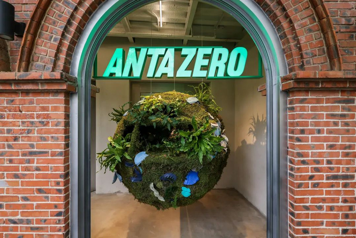 安踏首家0碳使命店亮相，是一次将商业与可持续深度融合的全新尝试。