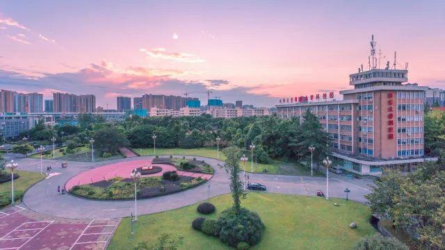 西华大学是四川省属重点综合性大学,始建于1960年,是国家中西部高校