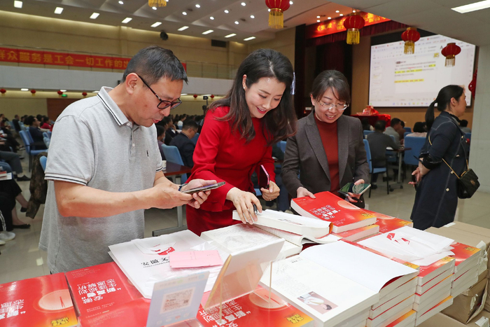 学院副教授朱红,中国关工委教育中心生涯教育专委会副秘书长陈惠君