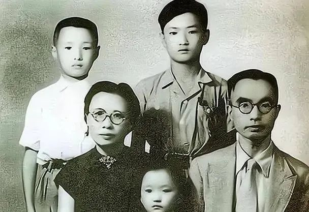 朱自清陈竹隐夫妇和子女合影为筹集前往成都与家人团聚的旅费,朱自清