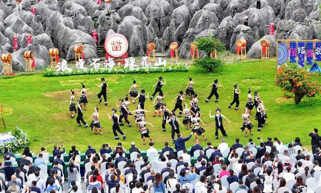 4月22日，2024年四川·兴文苗族花山节在宜宾市兴文石海景区开幕，该活动将持续至6月10日。（兴文融媒供图）
