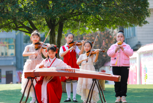 学生正在进行音乐才艺展示。通讯员 周训超 摄