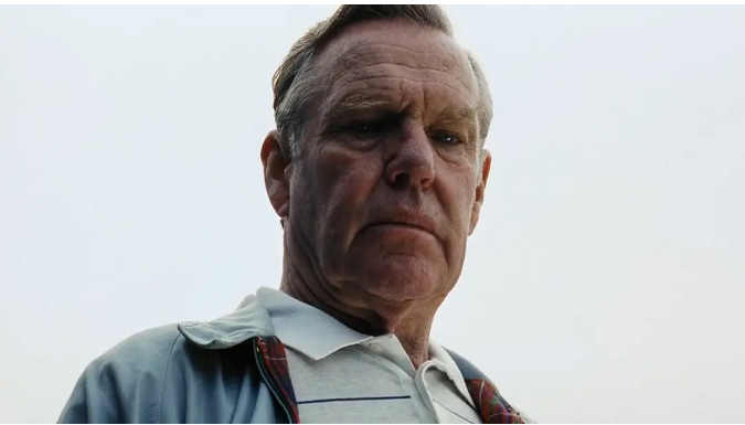 "已经成为老人的瑞恩在战争过去的很多年后对着米勒的墓碑说.