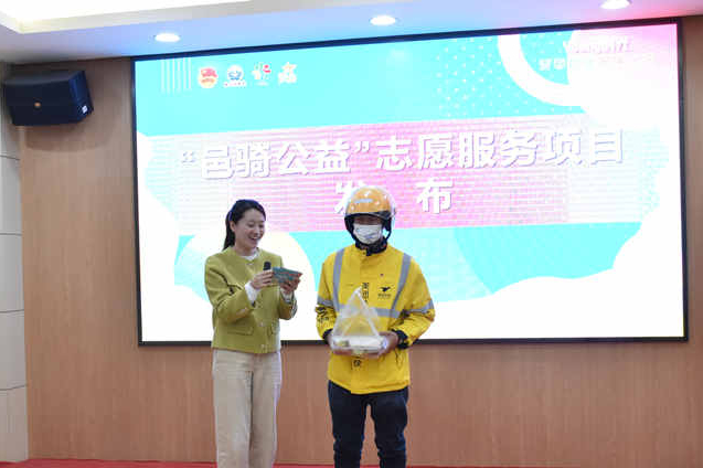 市民合力抬车救出伤者的外卖骑手们找到了|外卖|骑手|孙晓伟_新浪新闻