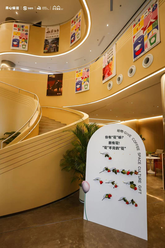 剧场大厅的演出海报