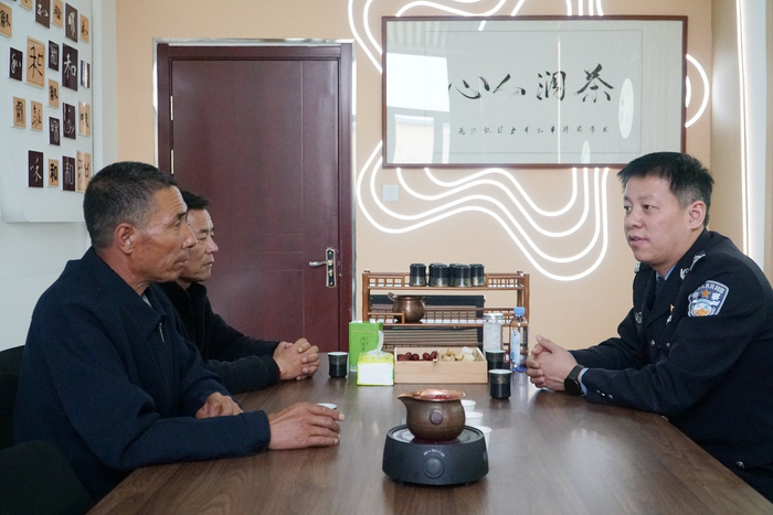 4月19日,一场大雨让屋外气温变得微凉,石嘴山市惠农区南街派出所